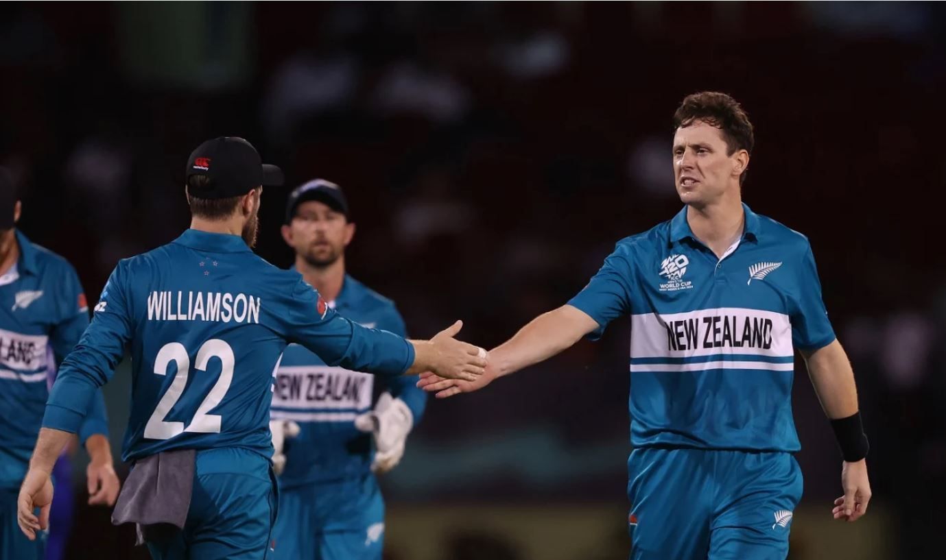 न्यूजीलैंड टीम के खिलाड़ी विकेट गिरने का जश्न मनाते हुए