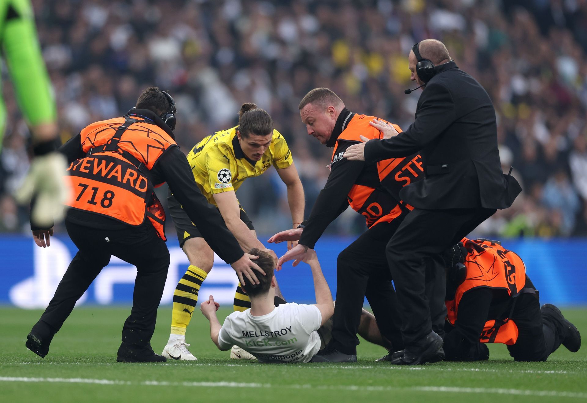 Pitch invader hits Cristiano Ronaldo’s Siuuu during Champions League ...