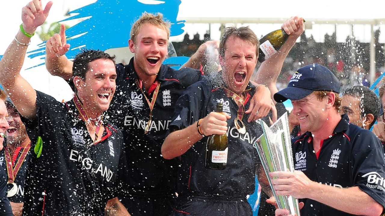 इंग्लैंड टीम ट्रॉफी के साथ (Photo: AFP)
