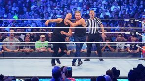 WrestleMania में WWE दिग्गज Vince McMahon से हार चुके फेमस स्टार के ससुर का अचानक हुआ निधन, Raw में गैरमौजूदगी का भी किया खुलासा