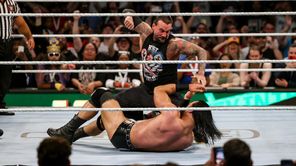 3 बहुत बड़ी चीज़ें जो WWE Raw में वापसी करने के बाद CM Punk कर सकते हैं