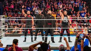 WWE दिग्गज ने SmackDown में हुए गौंटलेट मैच और ब्लडलाइन की जीत को लिया आड़े हाथ, आलोचना करते हुए कंपनी के ऊपर लगाए आरोप