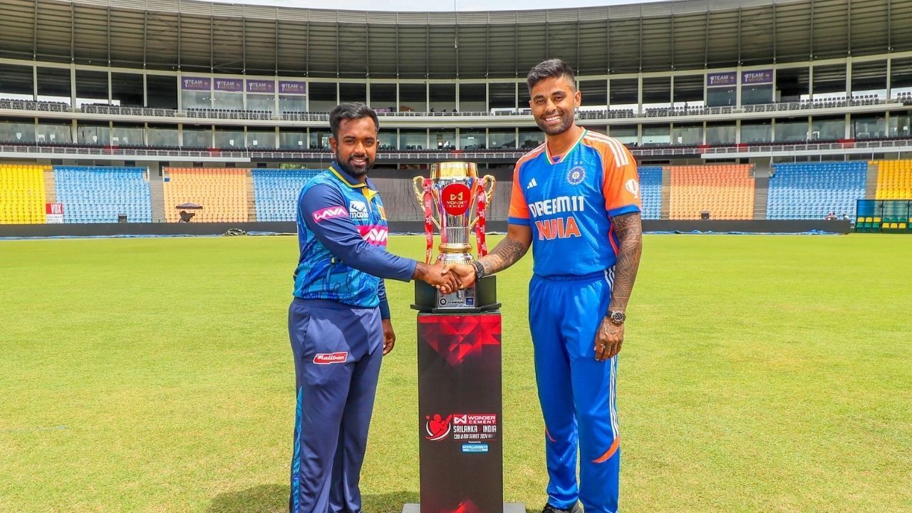 टी20 ट्रॉफी के साथ श्रीलंका और भारत टीम के कप्तान (Photo Credit: Facebook/Sri Lanka Cricket)