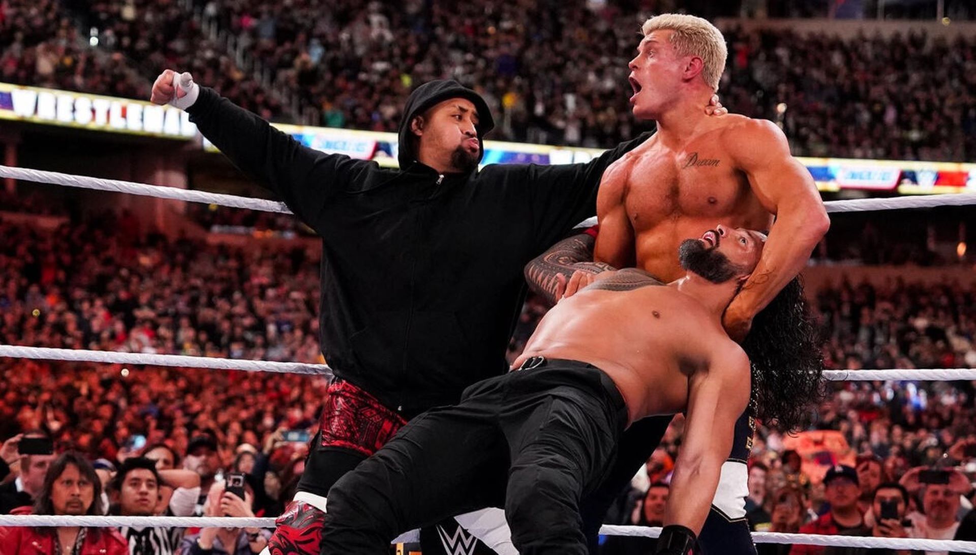 Roman Reigns beat Cody Rhodes at WrestleMania 39 thanks to help from The Bloodline (Credit: WWE.com)