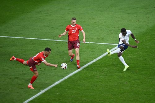 Bukayo Saka (right)