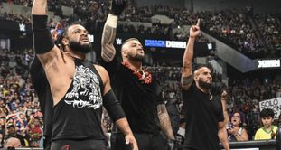 2 कारण क्यों द ब्लडलाइन को अगले हफ्ते नए WWE टैग टीम चैंपियन बनना चाहिए और 2 क्यों उनकी हार होनी चाहिए