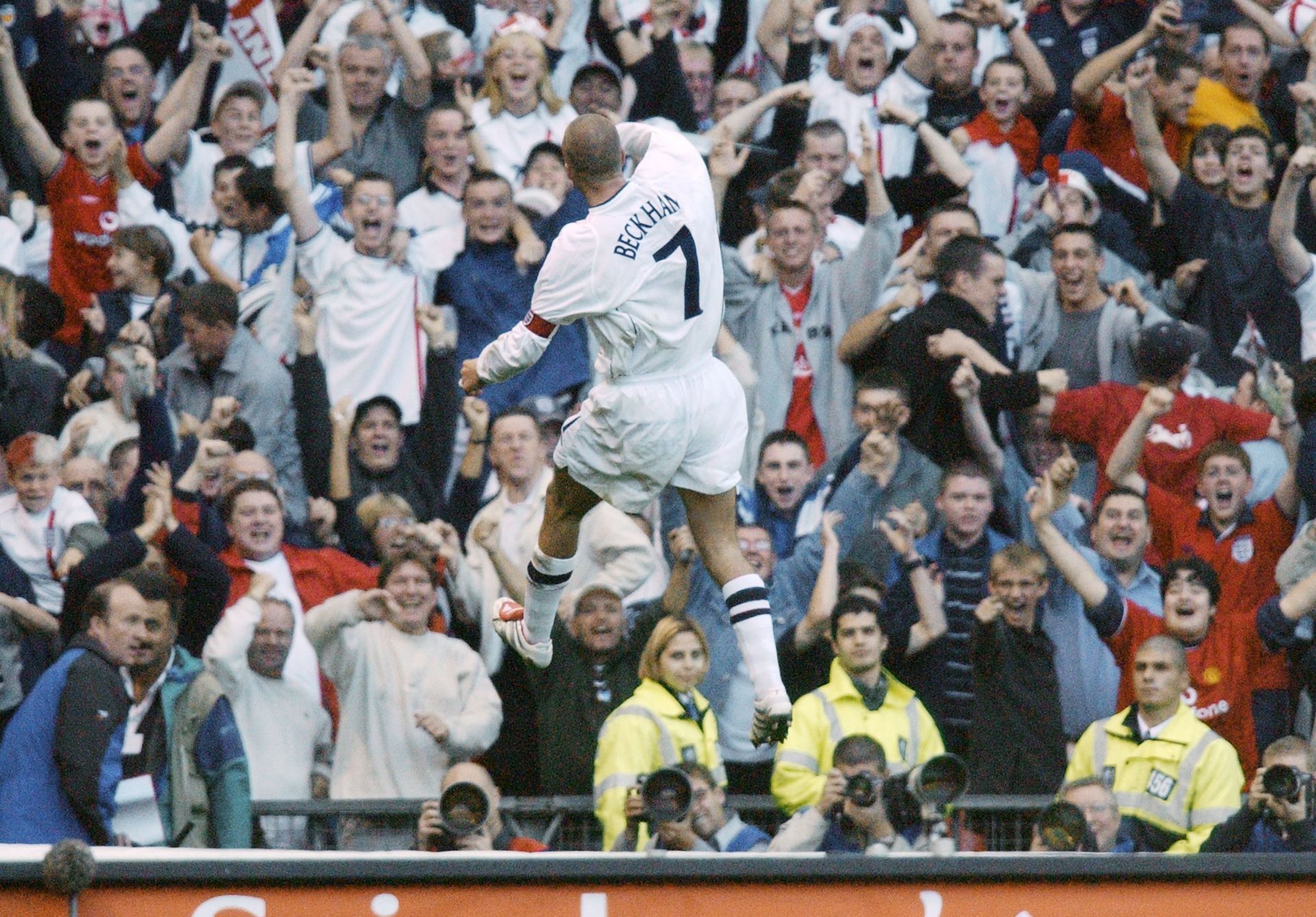 David Beckham celebrates after scoring goal with free kick - Source: Getty (Photo by Bradley Ormesher/Mirrorpix/Getty Images)