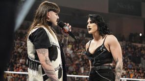 WWE के मौजूदा चैंपियन ने किया प्यार का इजहार लेकिन बदले में मिला 'धोखा और आंसू', सबसे बड़े हील को रिंग में रोमांटिक अंदाज में मिली किस