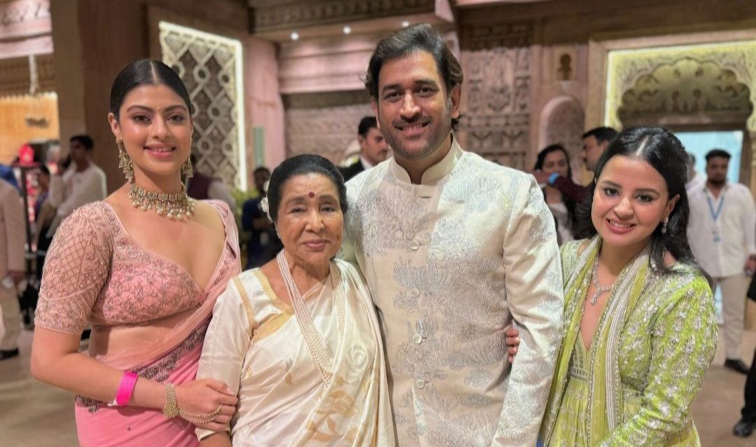 Asha Bhosle&rsquo;s daughter shares picture with MS Dhoni (Image via Instagram/@zanaibhosle)