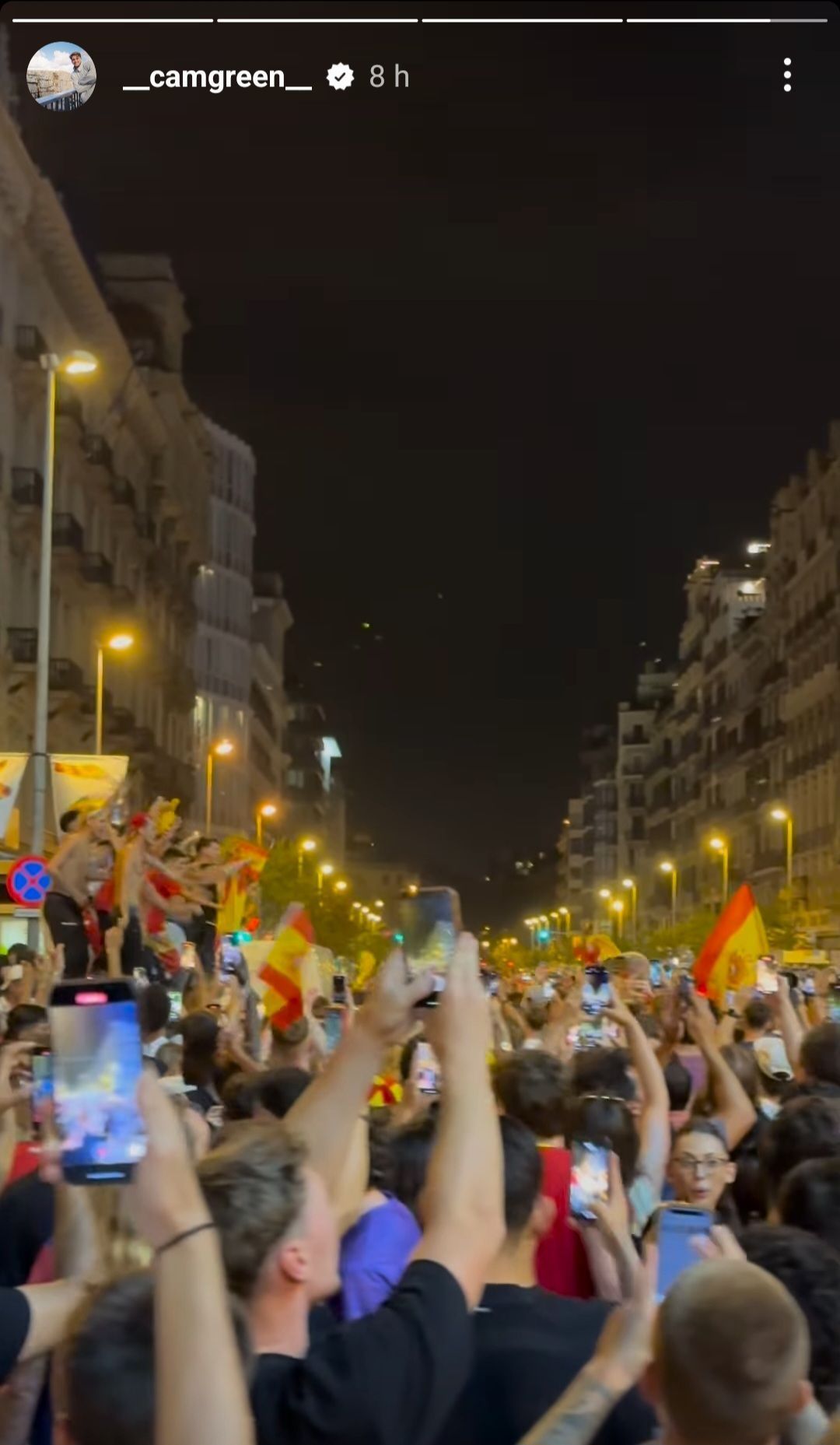 Football fans having fun on Barcelona's streets (Image via Instagram/@__camgreen__)