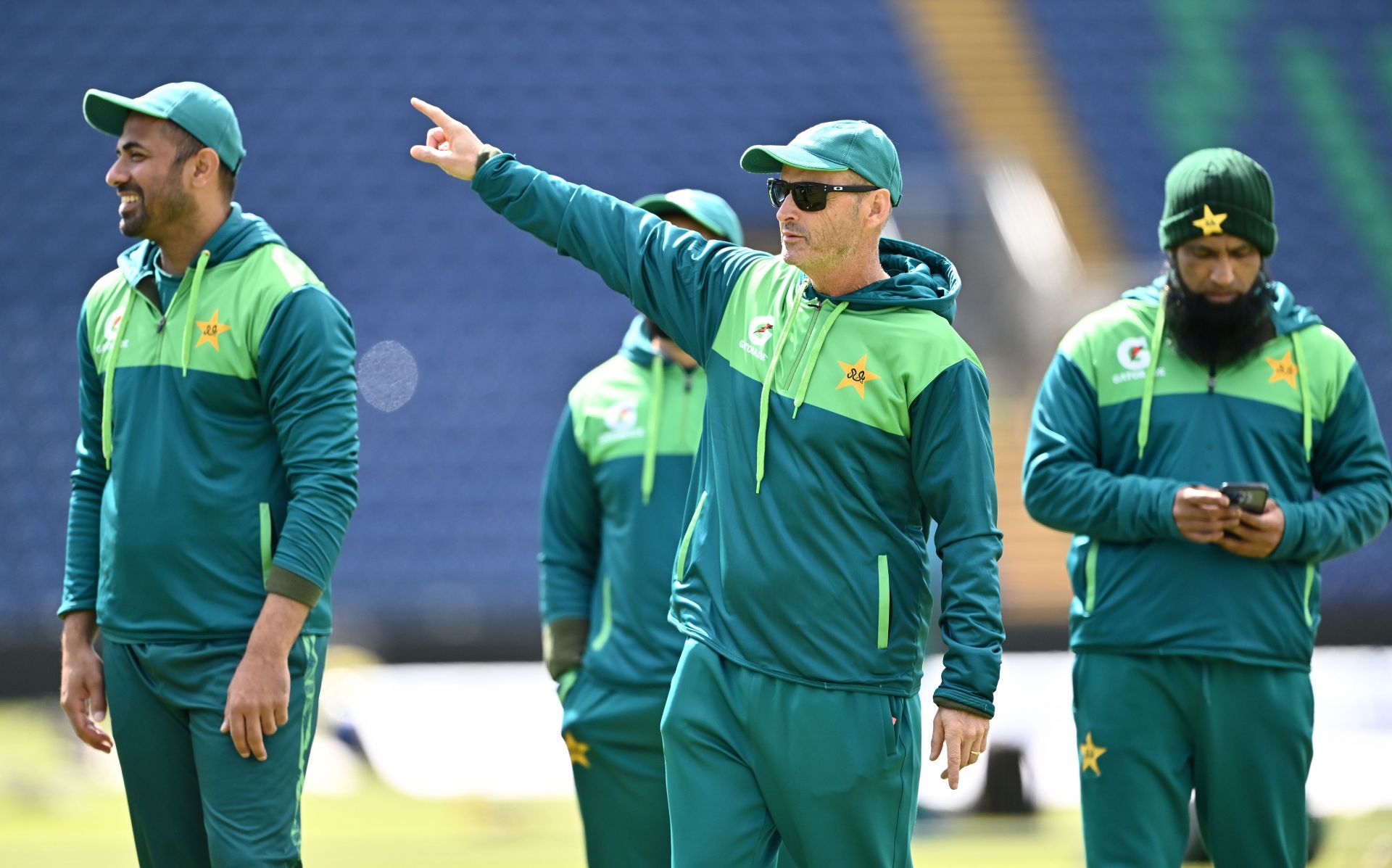 Gary Kirsten with Pakistan management. (Credits: Getty)