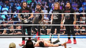 3 चीज़ें जिनसे संकेत मिलते हैं कि रोमन रेंस WWE में अपने पुराने ब्लडलाइन के साथ जल्द ही आ सकते हैं