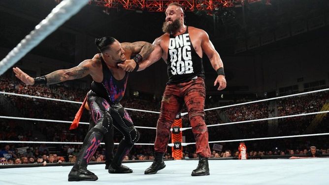 WWE Raw में 6 फुट 8 इंच लंबे मॉन्स्टर के पिन नहीं होने की स्ट्रीक का हुआ अंत, वर्ल्ड हैवीवेट चैंपियन ने जबरदस्त मुकाबले में किया चारों खाने चित्त