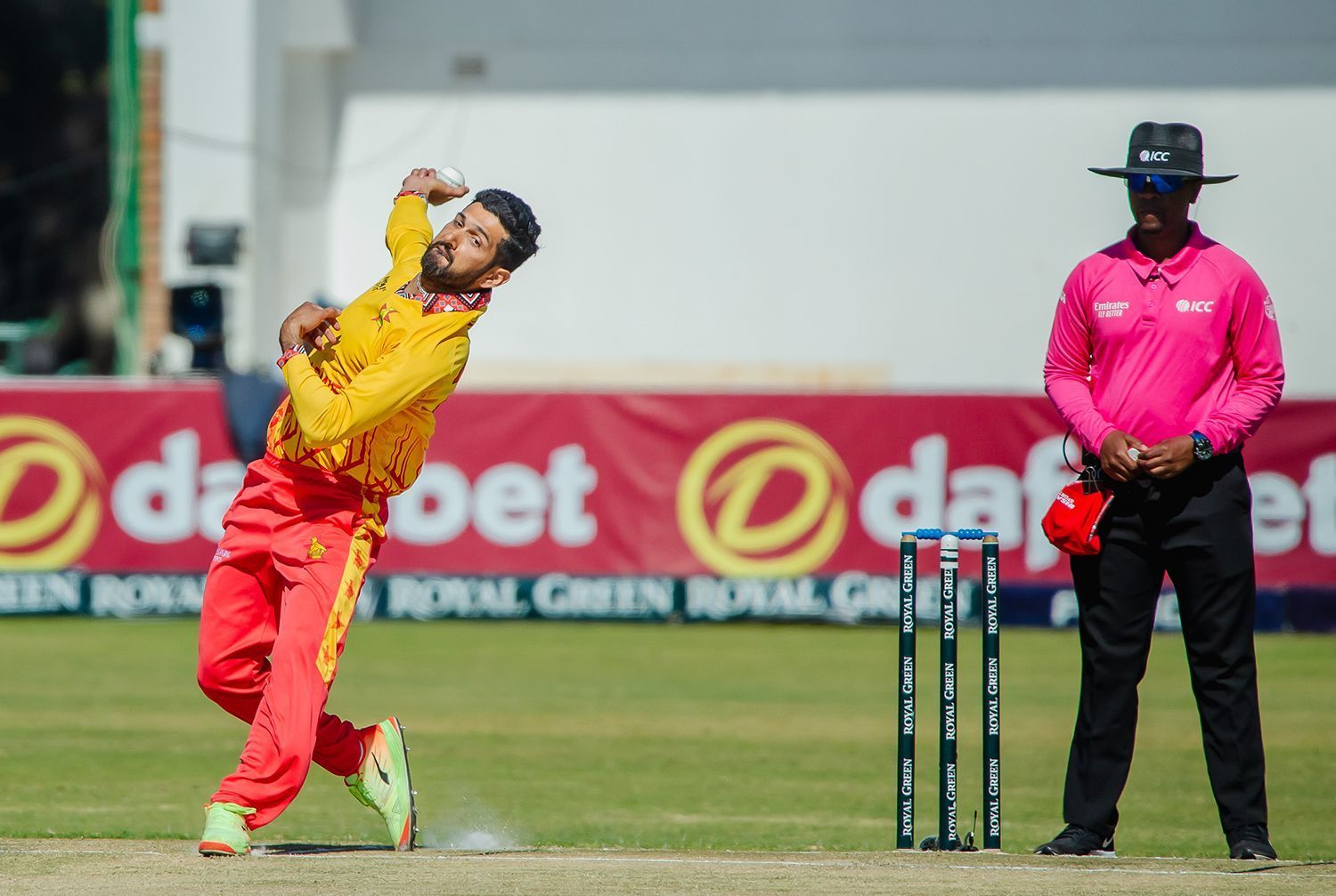 सिकंदर रजा गेंदबाजी करते हुए (Photo Credit: Zimbabwe Cricket Official X)