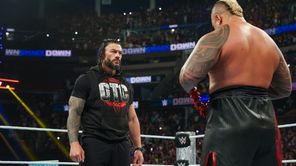 WWE SmackDown में ब्लडलाइन द्वारा ध्वस्त किए जाने के बाद रोमन रेंस ने दिखाई दरियादिली, बैकस्टेज जाते हुए किया दिल छू लेने वाला काम