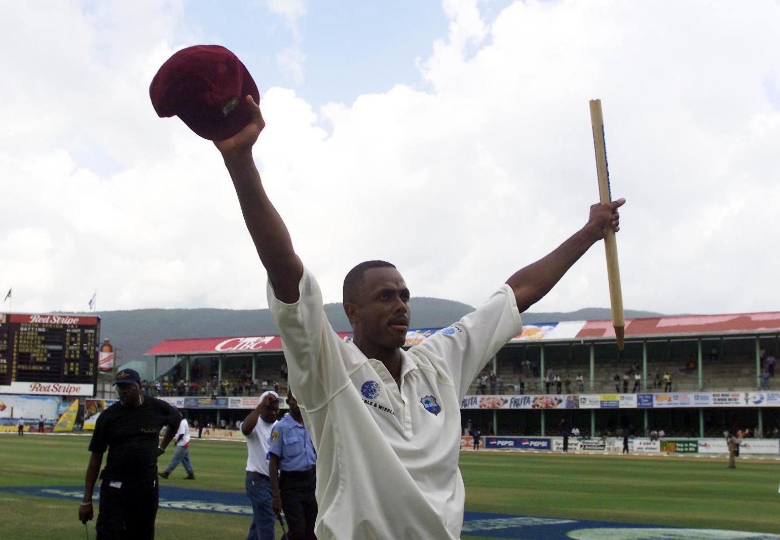 Courtney Walsh waves goodbye to the crowd after his final Test. (Image Credits: Getty Images)