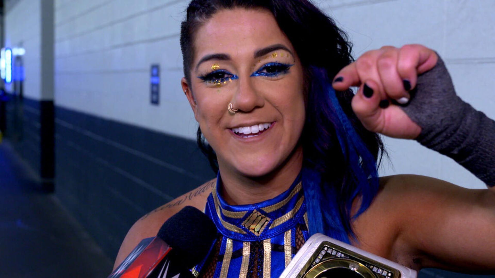 Bayley changes up her look ahead of WWE RAW