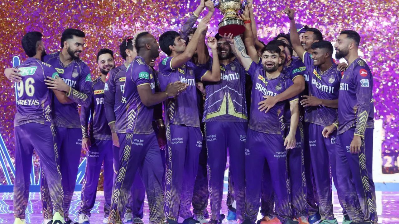 केकेआर की टीम IPL 2024 की ट्रॉफी के साथ (Pc: IPL Website)