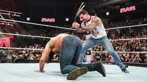 WWE द्वारा खतरनाक मैच का ऐलान करने और Raw के धमाकेदार मेन इवेंट के बाद फैंस की प्रतिक्रियाओं की आई बाढ़