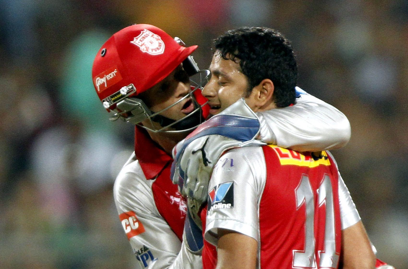 Piyush Chawla (right) with Adam Gilchrist (Image Credits: Getty Images)