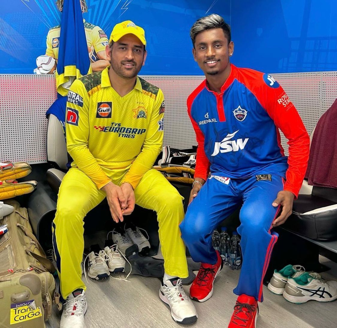 Abishek Porel clicks a picture with MS Dhoni during IPL 2023