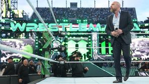 4 सुपरस्टार्स जिन्हें Triple H को WWE मेन रोस्टर में लाने की सख्त जरूरत है