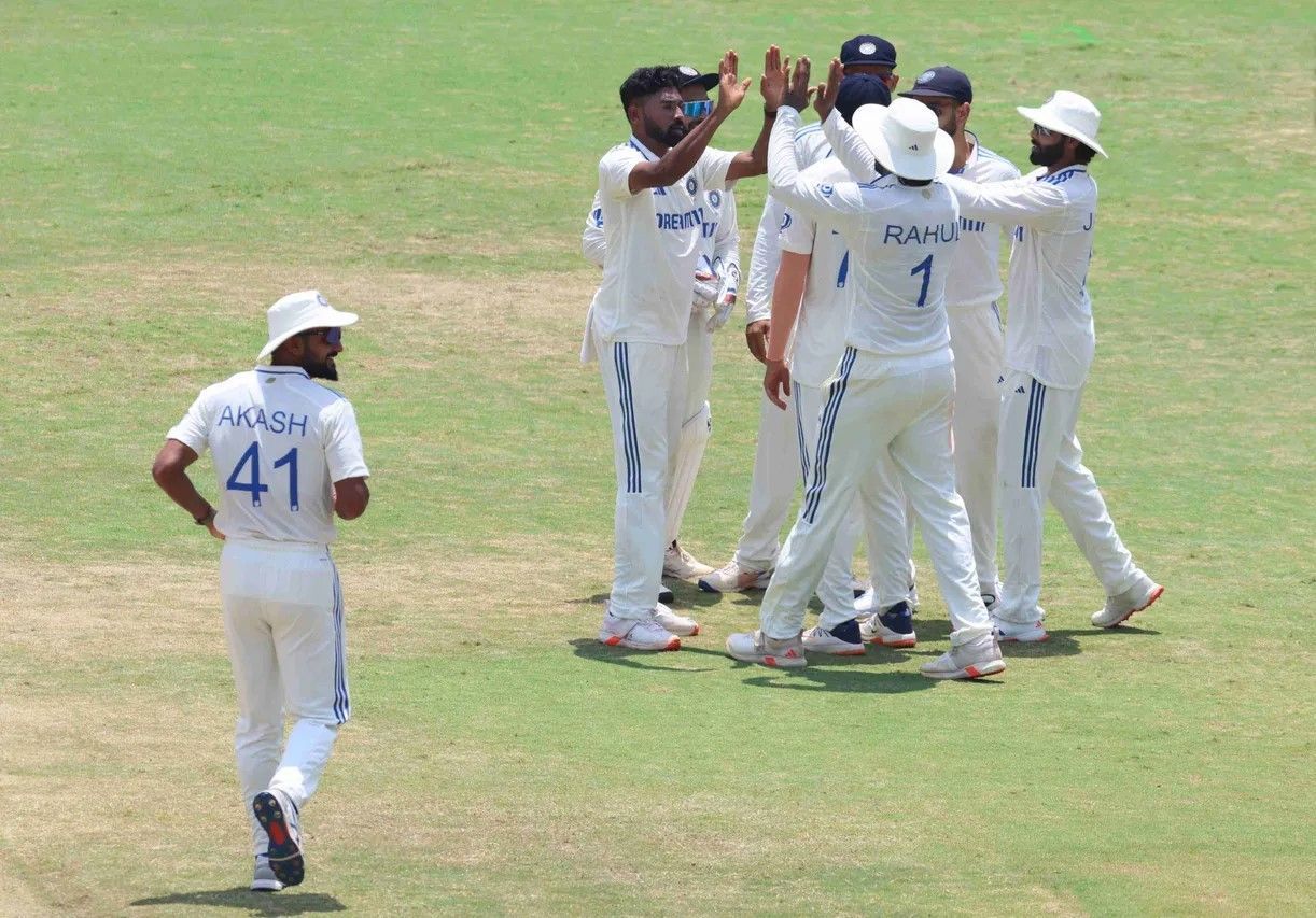 मोहम्मद सिराज फील्डिंग करते वक्त हुए चोटिल (Photo Credit - BCCI.TV)