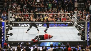 WWE SmackDown में Bloodline के ओपनिंग सैगमेंट पर भड़का दिग्गज, जमकर लगाई लताड़