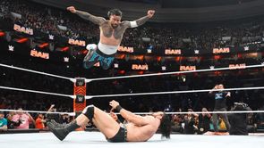 WWE SmackDown के ऑफ-एयर होने के बाद पूर्व चैंपियन की जीत, टॉप स्टार को एक बार फिर हराया