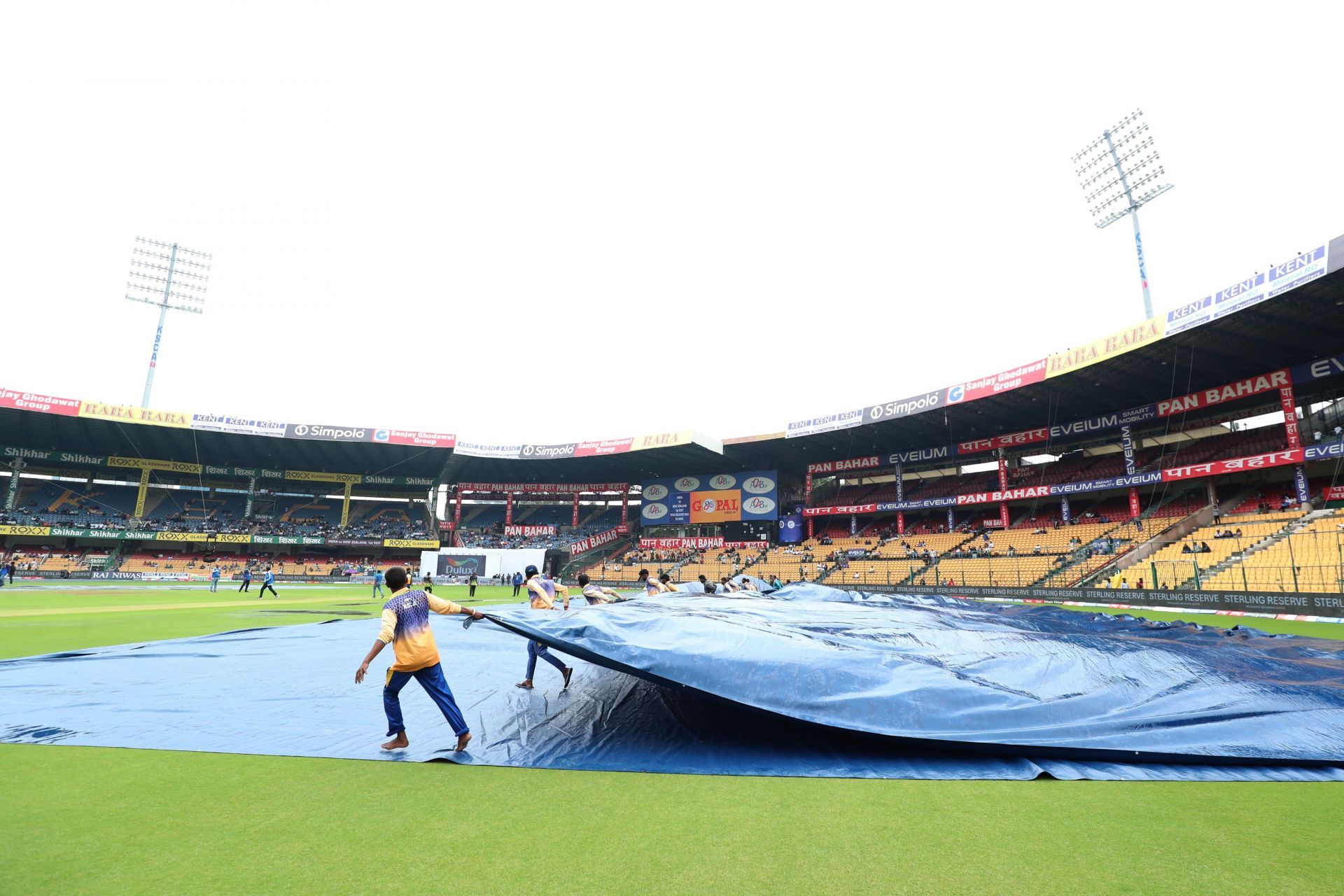 बारिश की वजह से खेल को एक बार फिर रोका गया (Photo Credit - @BCCI)