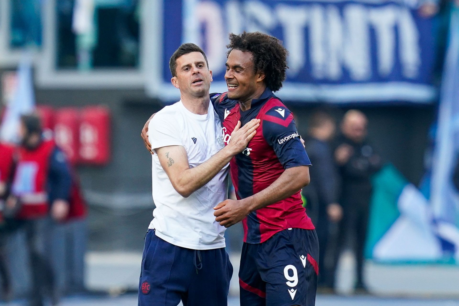 Joshua Zirkzee celebrates with Thiago Motta (Image - Getty)