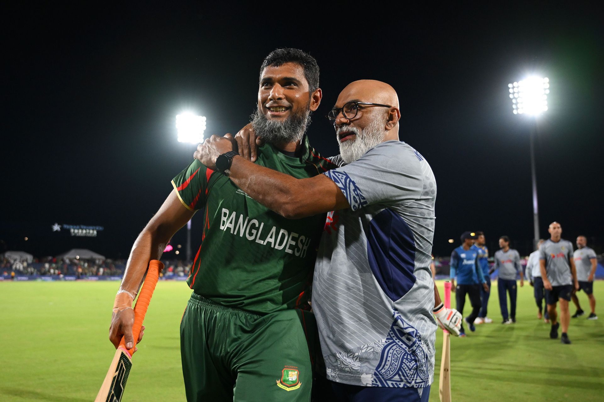 Mahmudullah Riyad and Chandika Hathurusingha. (Credits: Getty)