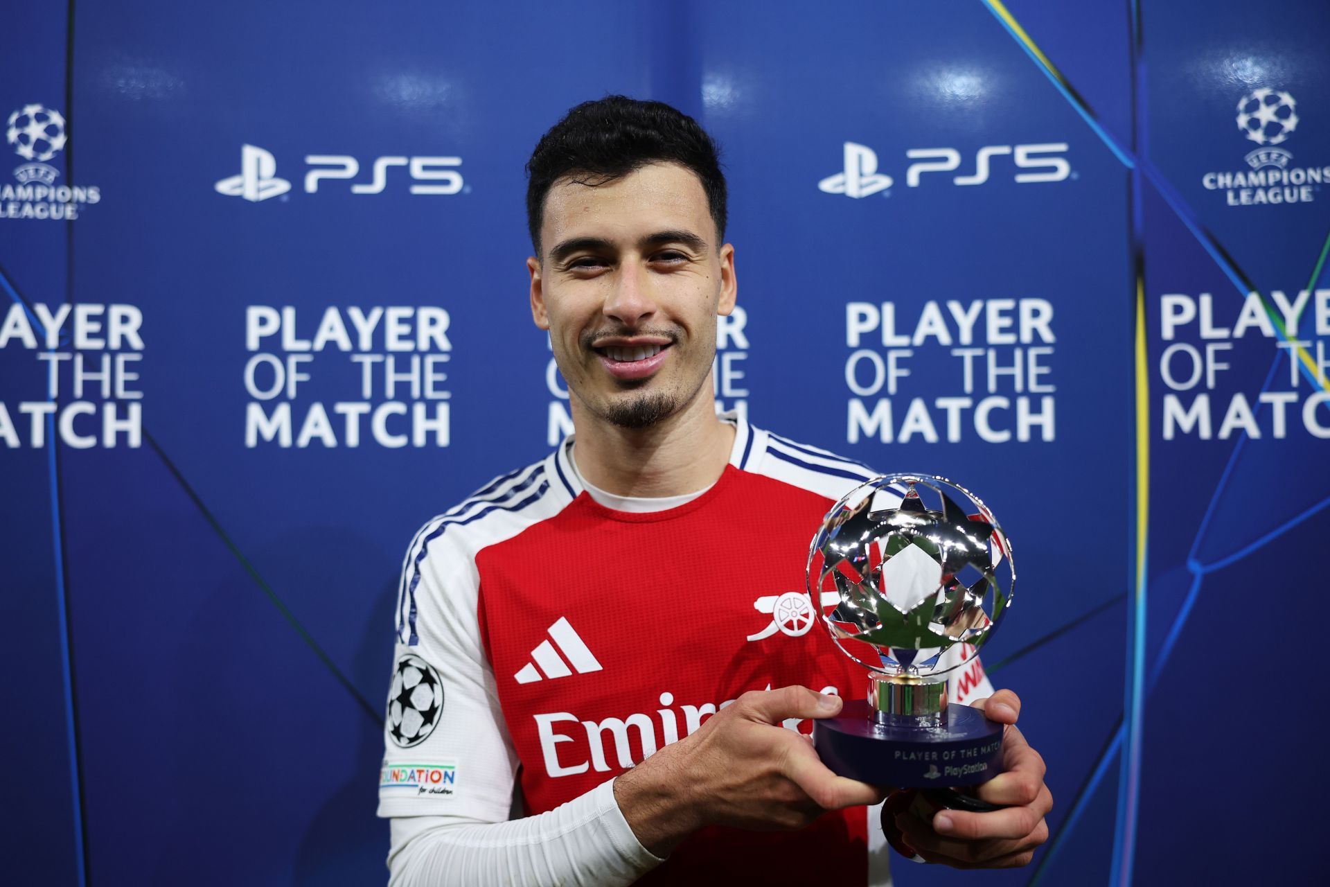 Gabriel Martinelli holds tonight&#039;s man-of-the-match award (Image - Getty)