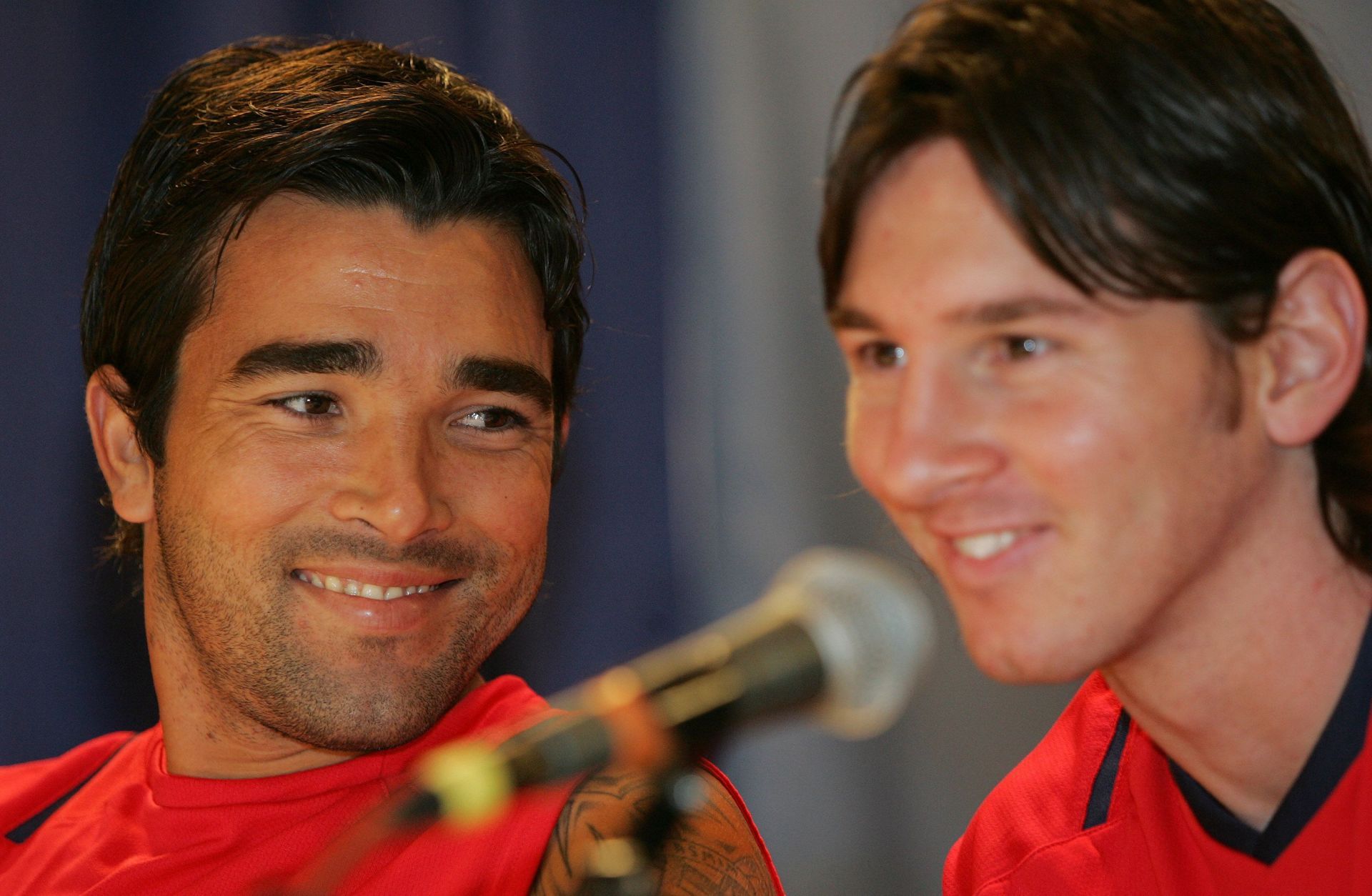 Deco (L) and Lionel Messi