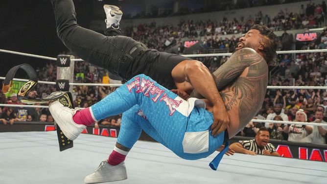 WWE Raw में Roman Reigns के भाई को धराशाई करने के बाद खतरनाक रेसलर का बयान, देखें वीडियो