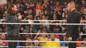 2 कारण क्यों अगले हफ्ते WWE Raw में गुंथर का वर्ल्ड हैवीवेट टाइटल रन खत्म हो सकता है और 2 क्यों नहीं हो सकता