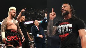 3 ब्लडलाइन मेंबर्स जिनके साथ WWE दिग्गज Roman Reigns ने टैग टीम मैच में काम किया है