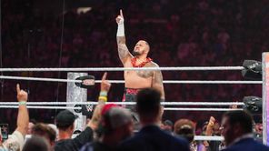 WWE के नए ट्राइबल चीफ ने प्लेन में कैरेक्टर ब्रेक करते हुए जीता दिल, वीडियो वायरल