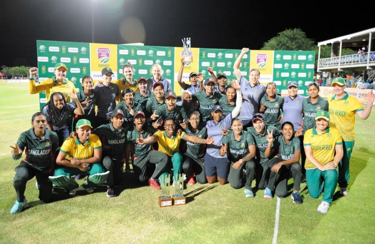 Bangladesh and South Africa players with T20I trophy [Getty Images]