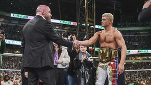 3 बड़ी गलतियां जो Triple H ने Cody Rhodes के अनडिस्प्यूटेड WWE चैंपियनशिप रन के दौरान की हैं