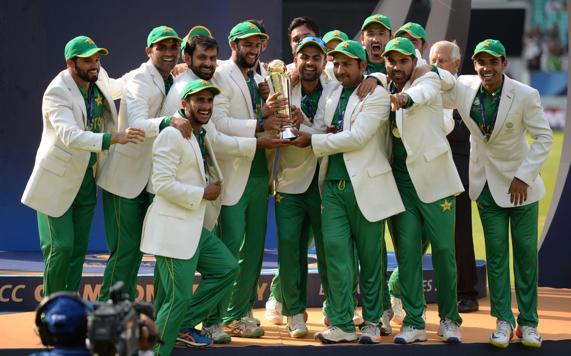 Pakistan players celebrate their Champions Trophy win. (Credits: Getty)