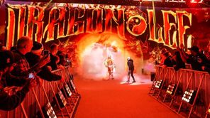 WWE में टाइटल जीतकर फेमस रेसलर ने रचा इतिहास, 35 साल के पूर्व चैंपियन को किया धराशाई