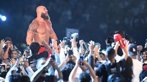 WWE SmackDown ऑफ एयर होने के बाद Braun Strowman का जलवा, दिग्गज के साथ चैंपियंस को दी मात