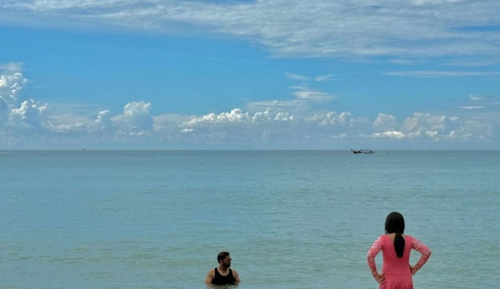 MS Dhoni at a beach with his daughter. (Image: Instagram/Ziva Dhoni)