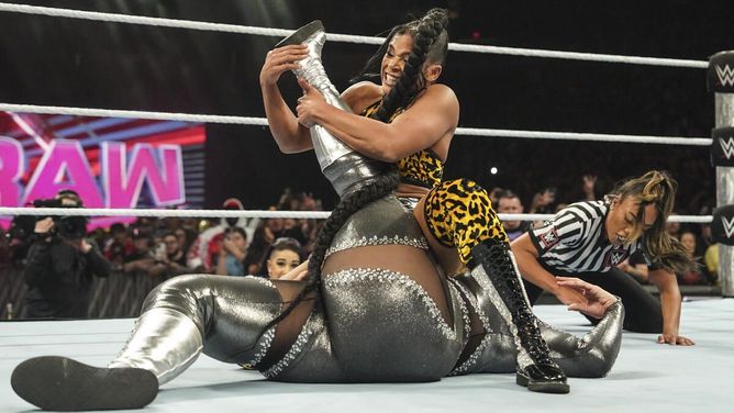 WWE Raw में टॉप चैंपियन की करारी हार, चीटिंग से फेमस स्टार ने मारी बाजी; WarGames में मिलेगा फायदा