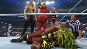 WWE SmackDown में चैंपियनशिप मैच में जबरदस्त बवाल, जायंट ने चीटिंग से दुश्मन को किया चित