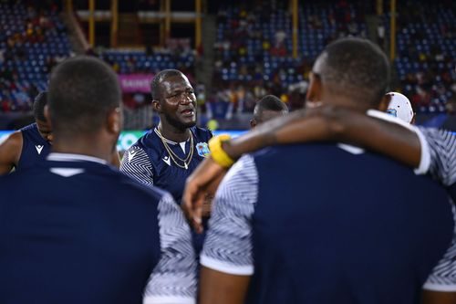 Darren Sammy addresses his players. (Credits: Getty)