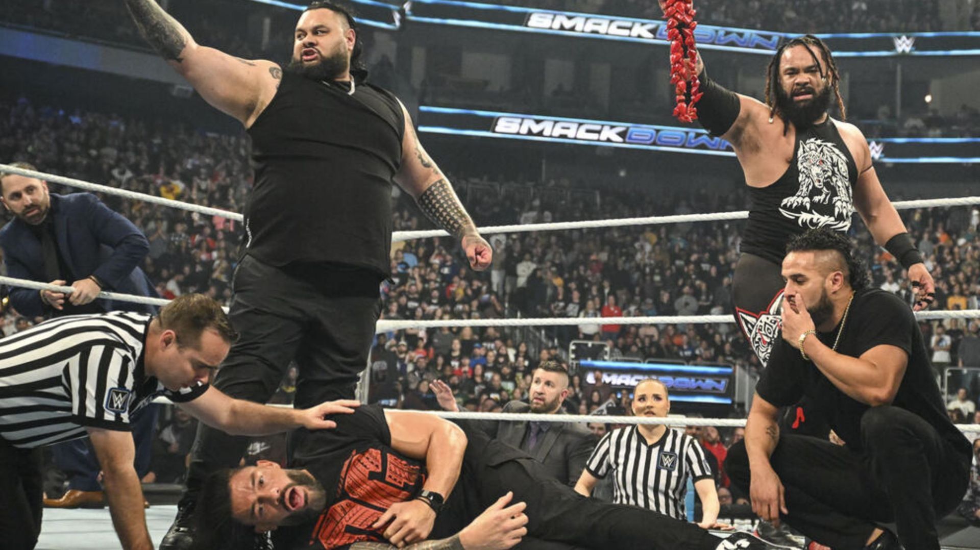 WWE SmackDown में रोमन रेंस की हालत खराब हुई (Photo: WWE.com)