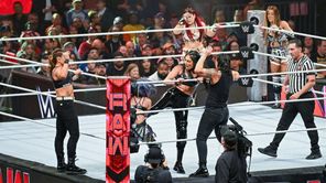 WWE Raw में 3 महीने बाद फेमस स्टार की वापसी, दोस्तों के साथ हुआ रीयूनियन और हासिल की बड़ी जीत