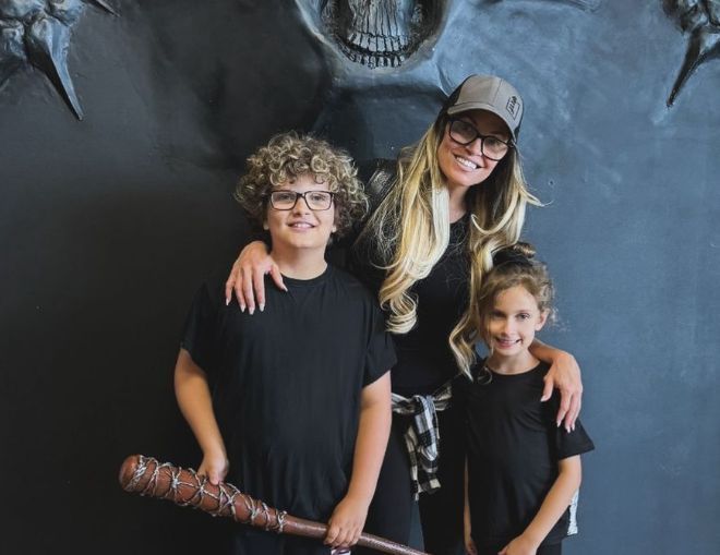 Trish with her kids (Image - @trishstratuscom)